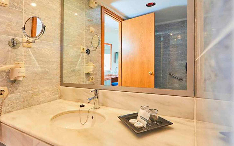 standard room bathroom hotel rocamarina standard room bathroom hotel rocamarina